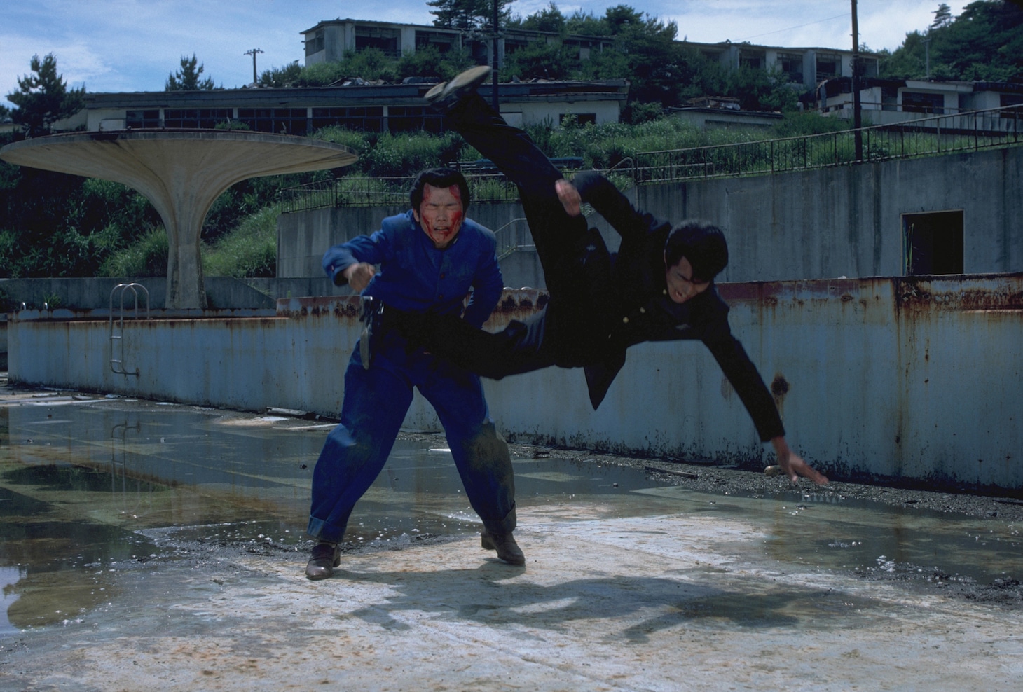 2作目「ビー・バップ・ハイスクール 高校与太郎哀歌」の最終決戦では、トオルがテルに延髄斬りを決めて決着 ©東映