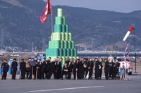 3作目「ビ―・バップ・ハイスクール 高校与太郎行進曲」より。中央で座っているのが高瀬将嗣演じる腹巻鉄也。このあと、後方にそびえるドラム缶の山に向かって吹き飛ばされ、崩れてきたドラム缶の重みで小さくなってしまう ©東映