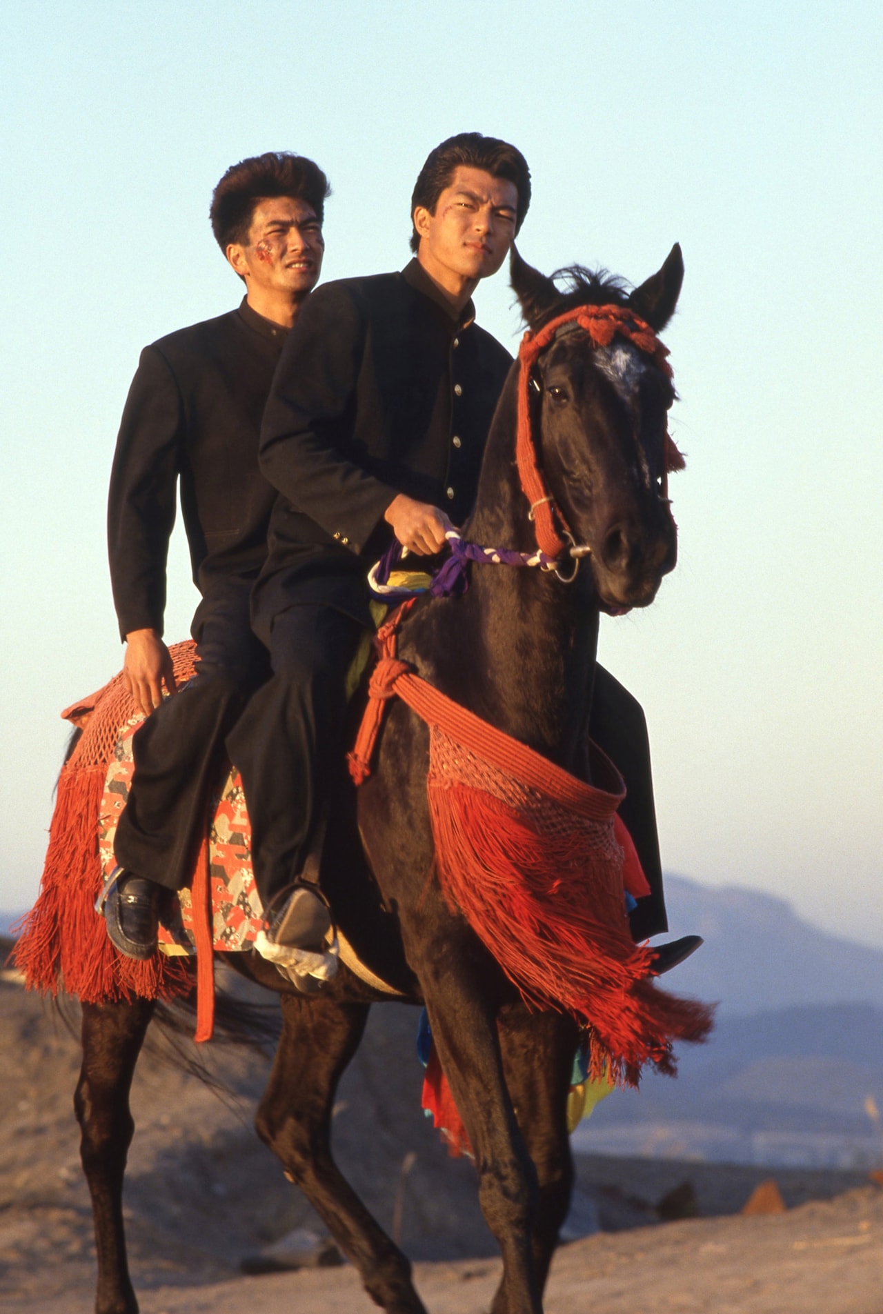 4作目「ビー・バップ・ハイスクール 高校与太郎狂騒曲」より、馬に乗ったトオルとヒロシ ©東映