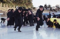 6作目「ビー・バップ・ハイスクール 高校与太郎完結篇」より、スケートリンクでの大乱闘 ©東映