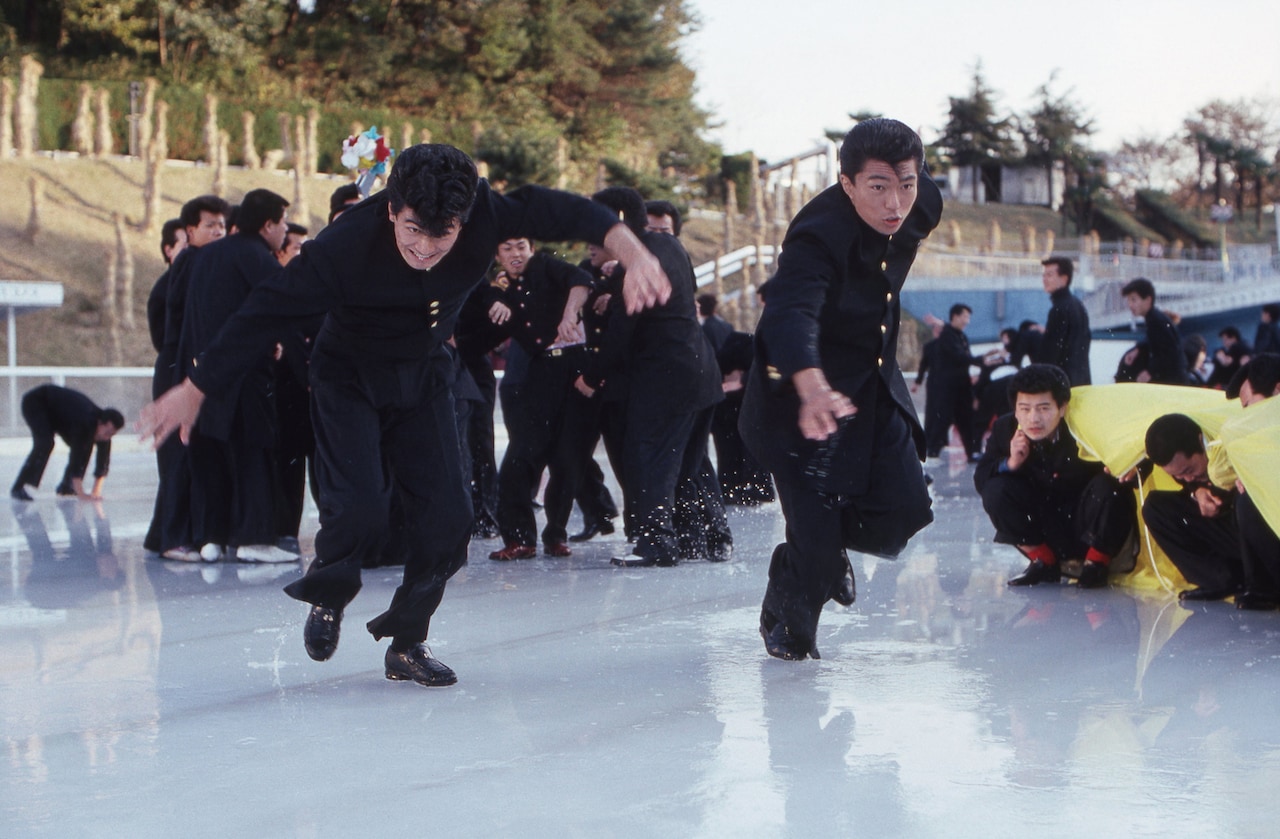 6作目「ビー・バップ・ハイスクール 高校与太郎完結篇」より、スケートリンクでの大乱闘 ©東映