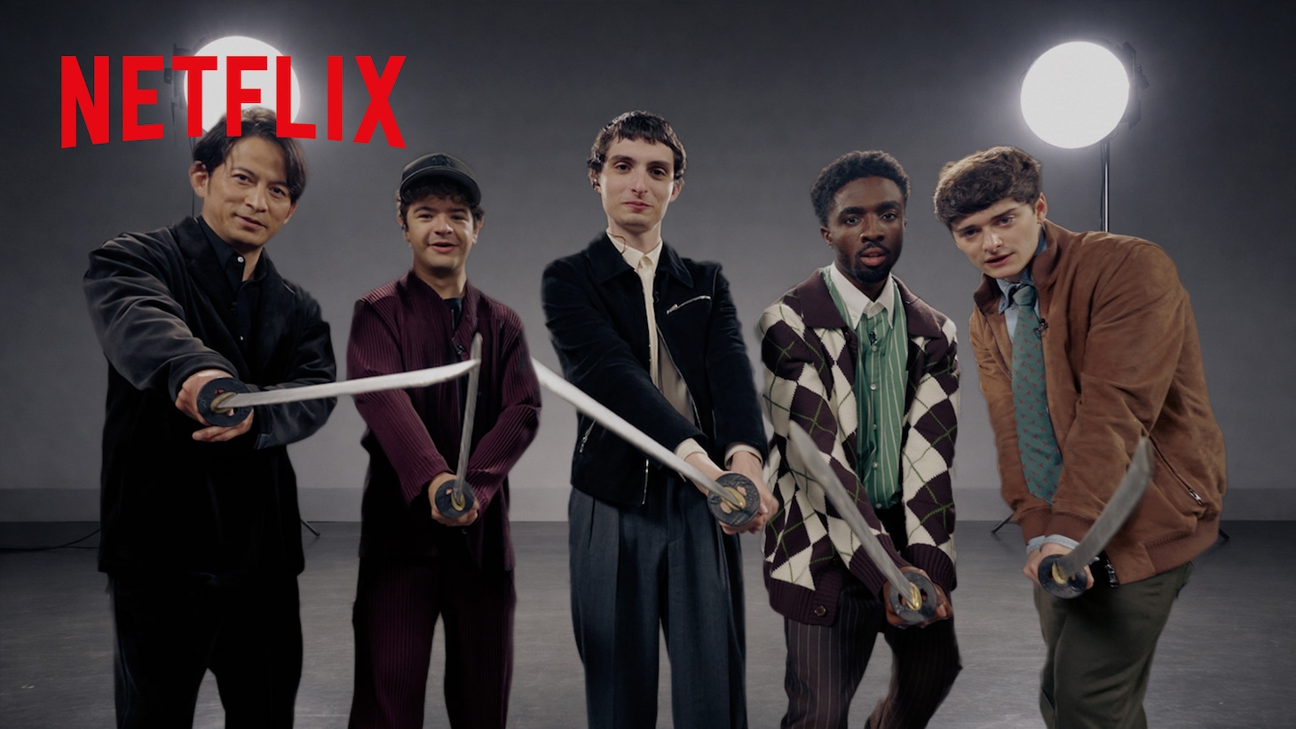 Netflixシリーズ「イクサガミ」「ストレンジャー・シングス 未知の世界」コラボ映像の出演者。左から岡田准一、ゲイテン・マタラッツォ、フィン・ヴォルフハルト、ケイレブ・マクラフリン、ノア・シュナップ