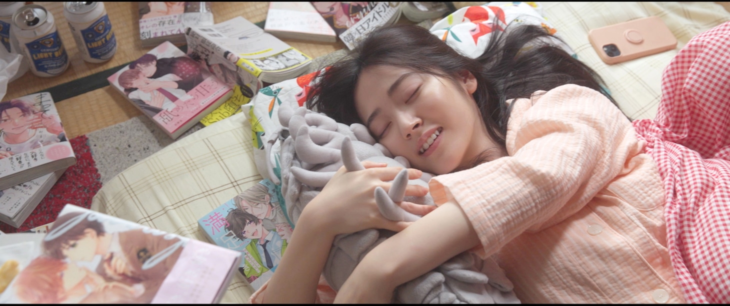 「ただいまって言える場所」新場面写真。鈴木愛理演じる“子供部屋おばさん”の中学教師・朝井えりこ