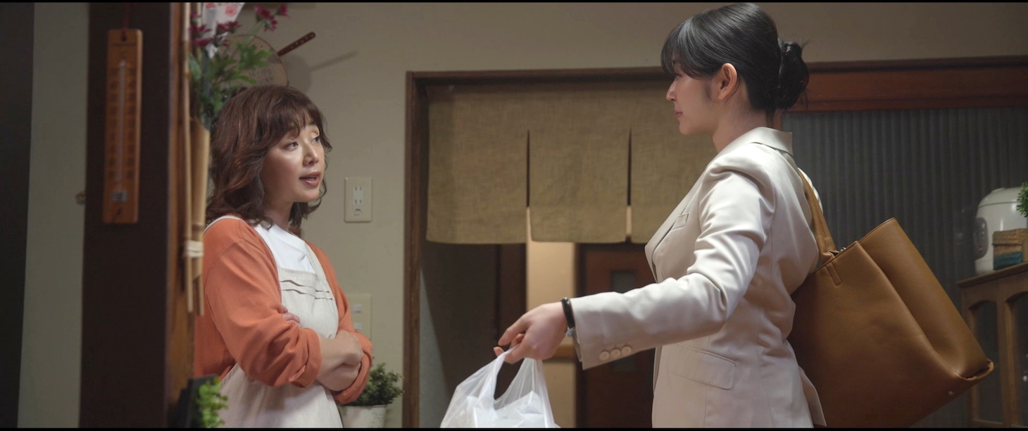 「ただいまって言える場所」新場面写真。左から大塚寧々演じるえりこの母・百合子、鈴木愛理演じるえりこ