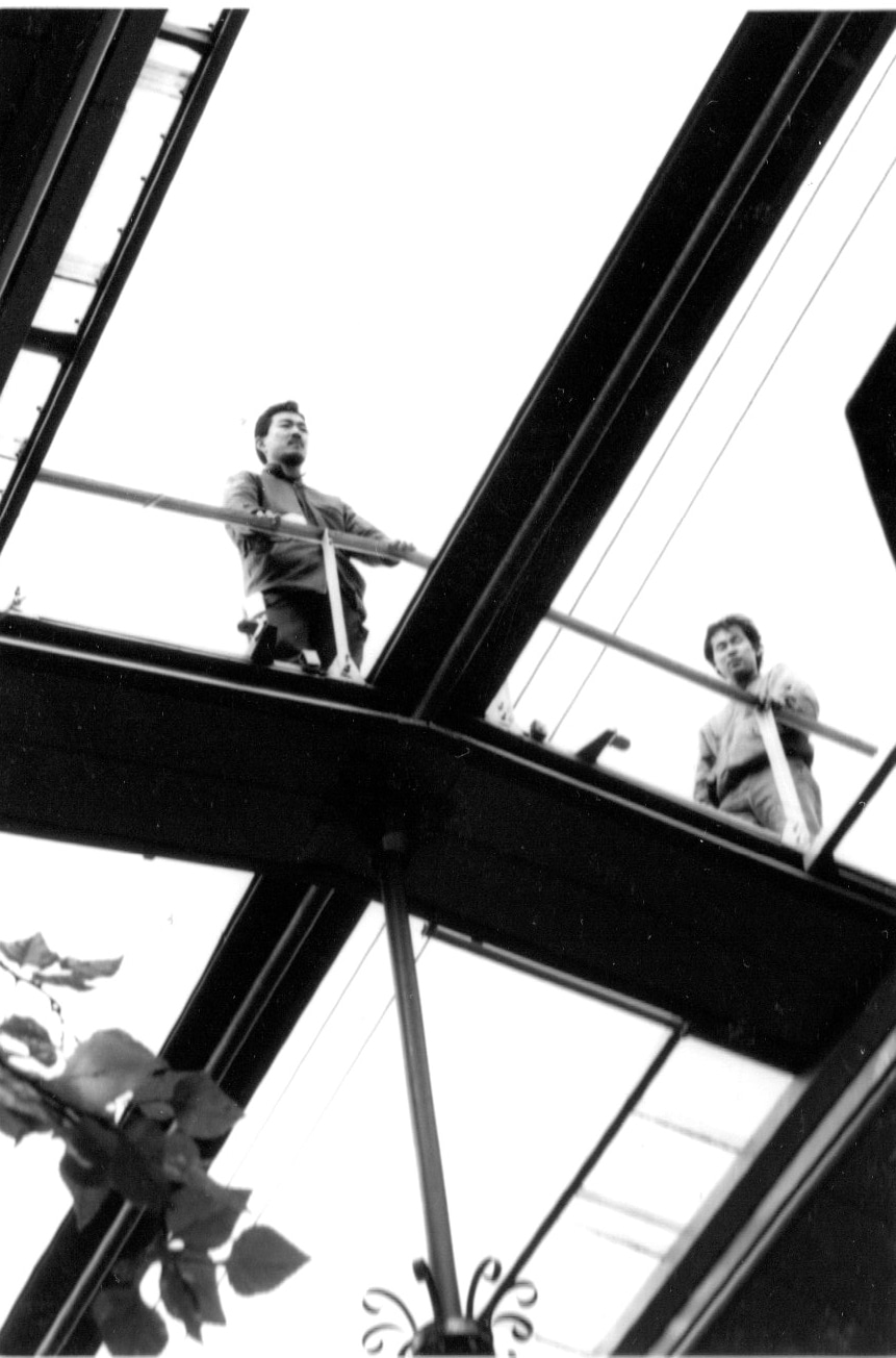 アーケードの高さを確かめる高瀬将嗣 （左）（写真提供：ガイズエンタティメント）