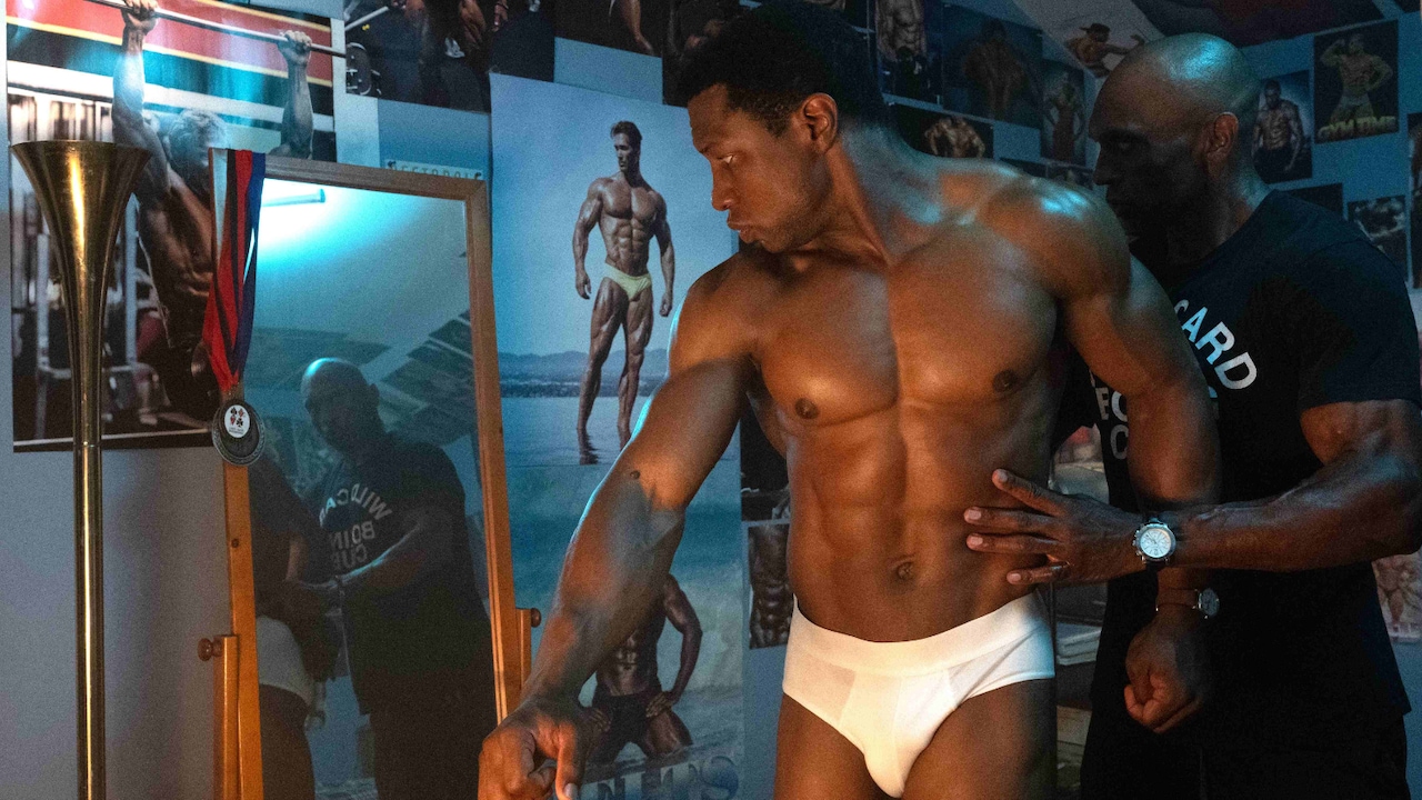 「ボディビルダー」メイキング写真、ボディビルダーたちが和気あいあいと話す舞台裏