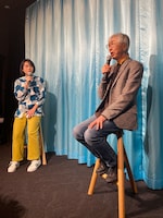 第3回「コマ撮り座談会」にて、インタビュアーを務めた阿部靖子（左）、アニメーターの峰岸裕和（右）