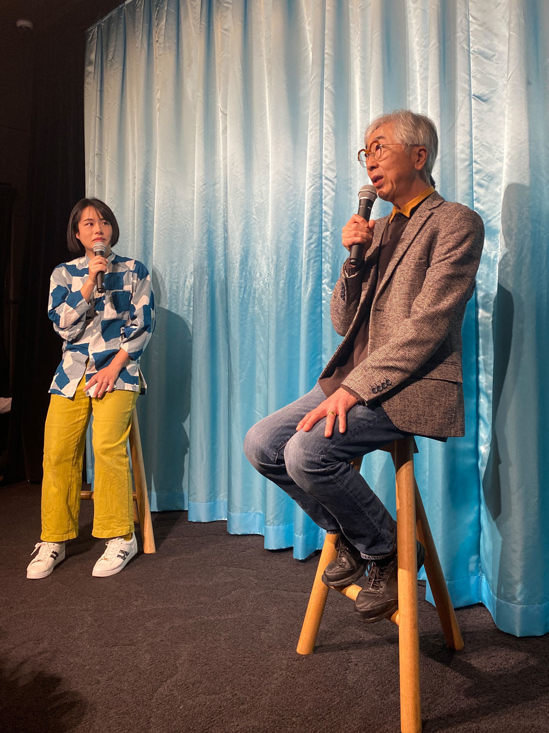 第3回「コマ撮り座談会」にて、インタビュアーを務めた阿部靖子（左）、アニメーターの峰岸裕和（右）