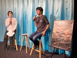 第11回「コマ撮り座談会」の「かたつむりのメモワール」上映後トークにて、インタビュアーを務めた阿部靖子（左）、ドワーフの合田経郎（右）