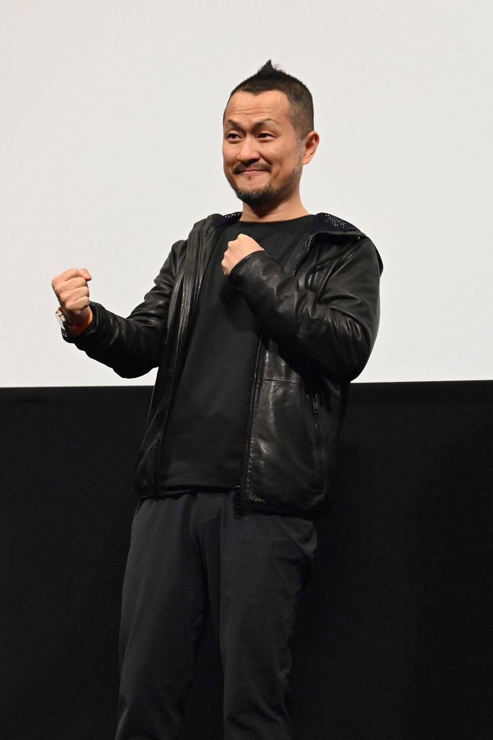 観客の撮影タイムにポーズを決めるギデンズ・コー