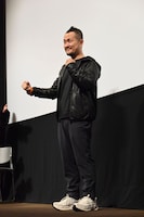 観客の撮影タイムにポーズを決めるギデンズ・コー