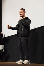 観客の撮影タイムにポーズを決めるギデンズ・コー