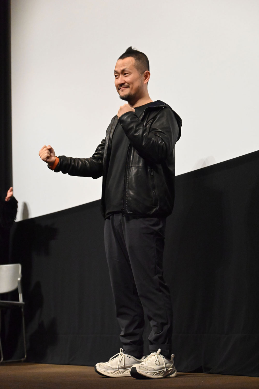 観客の撮影タイムにポーズを決めるギデンズ・コー