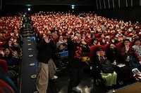 観客と一緒に写真を撮影するクー・チェンドン（柯震東 / 左）とギデンズ・コー（九把刀 / 右）