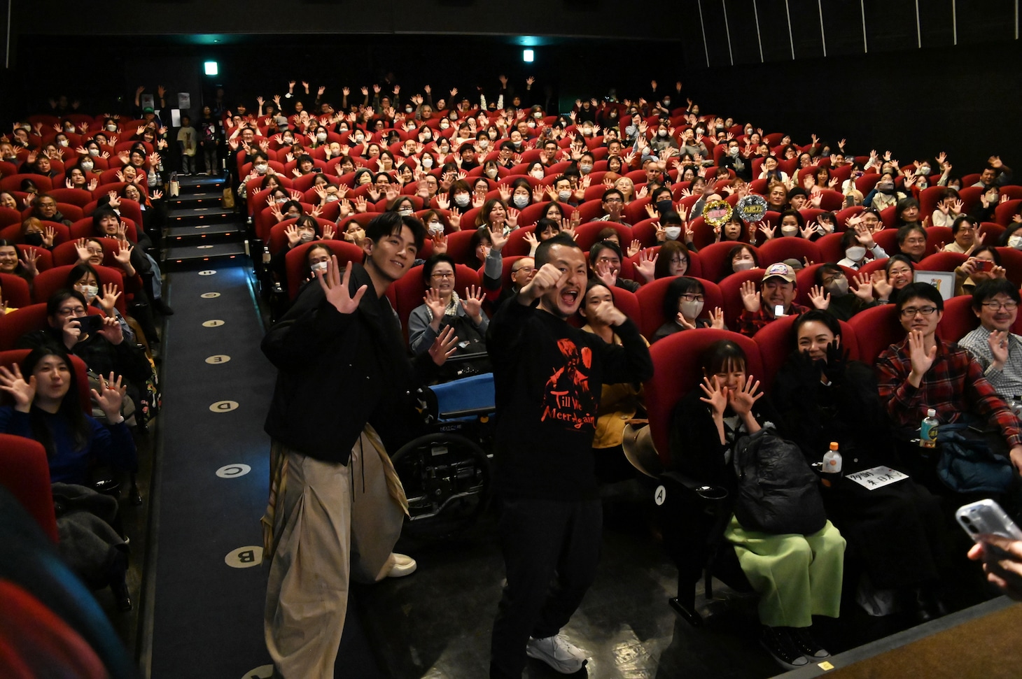 観客と一緒に写真を撮影するクー・チェンドン（柯震東 / 左）とギデンズ・コー（九把刀 / 右）