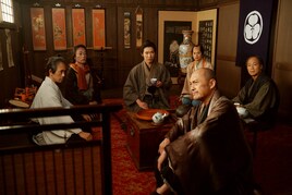 柄本佑×渡辺謙「木挽町のあだ討ち」場面カット到着、長尾謙杜と北村一輝がもみ合いに