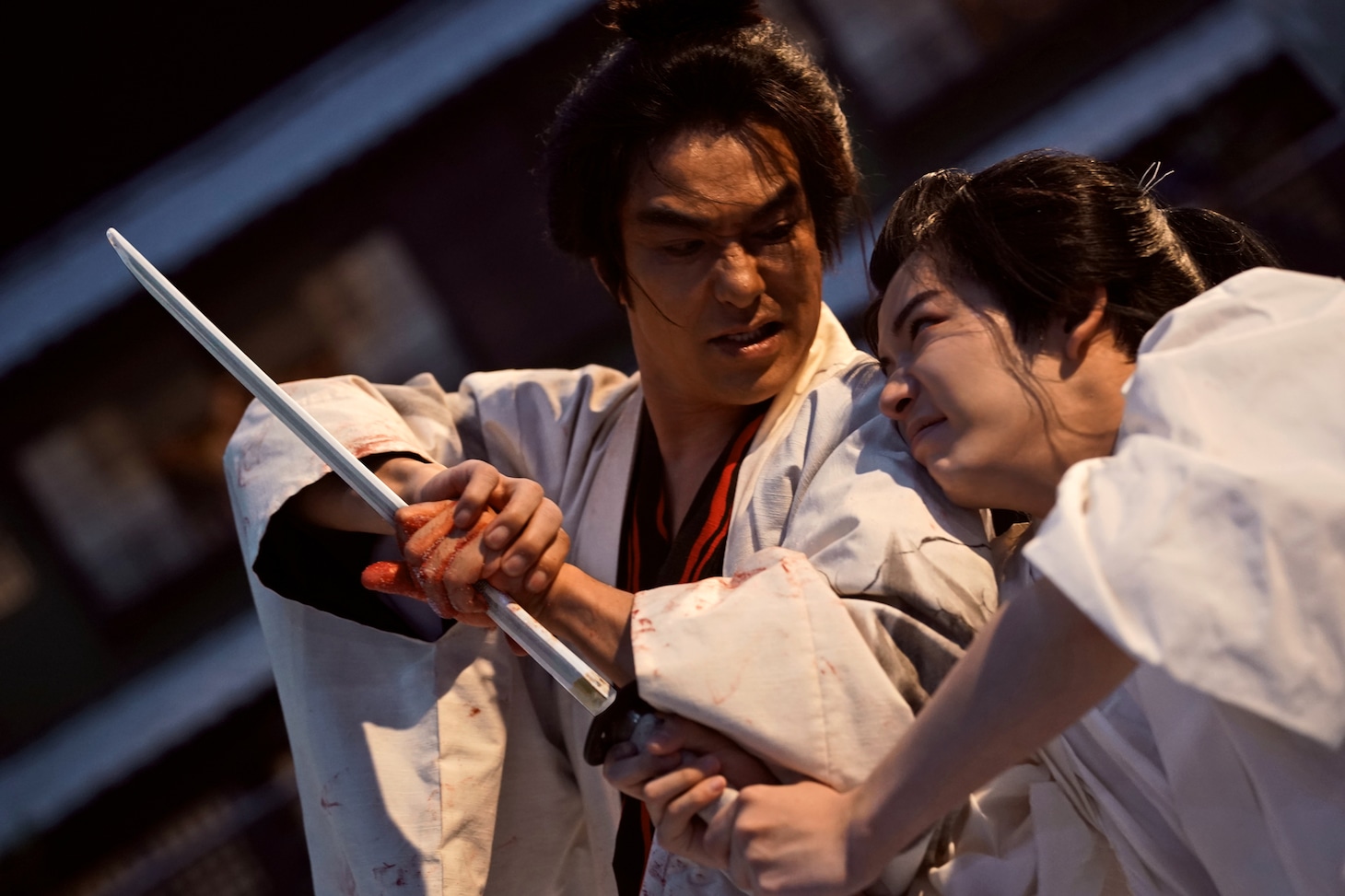 「木挽町のあだ討ち」場面写真。左から北村一輝演じる作兵衛、長尾謙杜演じる伊納菊之助