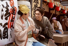 柄本佑×渡辺謙「木挽町のあだ討ち」場面カット到着、長尾謙杜と北村一輝がもみ合いに