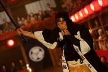 柄本佑×渡辺謙「木挽町のあだ討ち」場面カット到着、長尾謙杜と北村一輝がもみ合いに