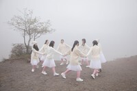 映画「白の花実」場面写真。竹本健一が衣装を担当した