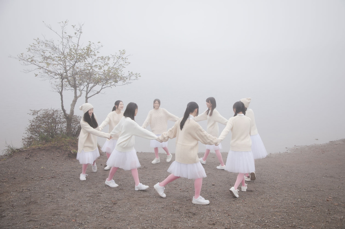 映画「白の花実」場面写真。竹本健一が衣装を担当した