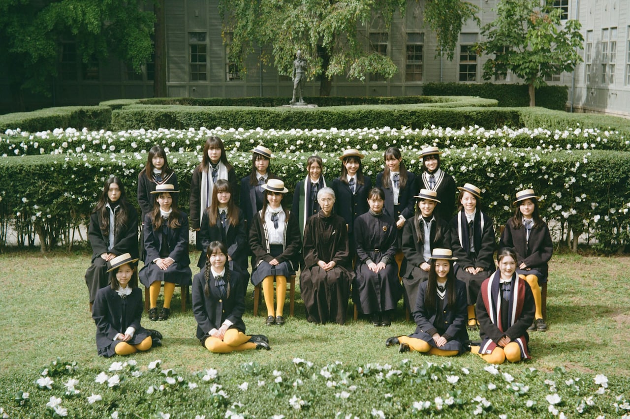 「白の花実」寄宿学校の制服に宿る世界観を衣装担当・竹本健一が解説、本編映像も