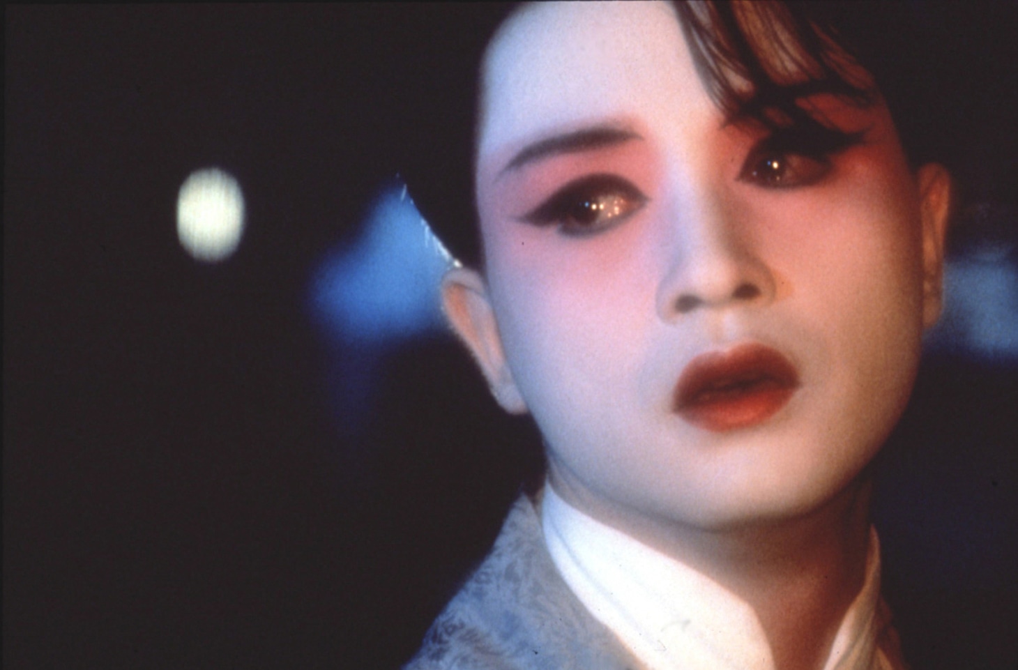 「さらば、わが愛／覇王別姫」場面写真。レスリー・チャン（張國榮）演じる程蝶衣 ©1993 Tomson(Hong Kong)Films Co.,Ltd.