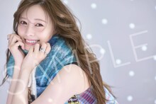 白石麻衣の2026年カレンダー発売、アザーカット使用したアクスタ3種も