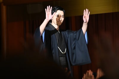 映画「国宝」歌舞伎座大晦日特別上映会の様子。鳥屋口から花道を通って登場する吉沢亮