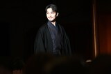映画「国宝」歌舞伎座大晦日特別上映会の様子。鳥屋口から花道を通って登場する横浜流星