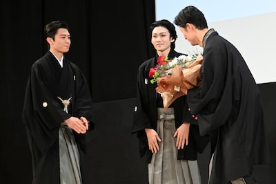 左から市川團子、市川染五郎、李相日