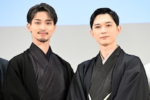 映画「国宝」歌舞伎座大晦日特別上映会の様子。左から横浜流星、吉沢亮