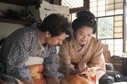 連続テレビ小説「ばけばけ」より、トミー・バストウ演じるヘブン（左）と、髙石あかり演じるトキ（右）
