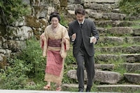 連続テレビ小説「ばけばけ」より、連続テレビ小説「ばけばけ」より、トミー・バストウ演じるヘブン（右）と、髙石あかり演じるトキ（左）