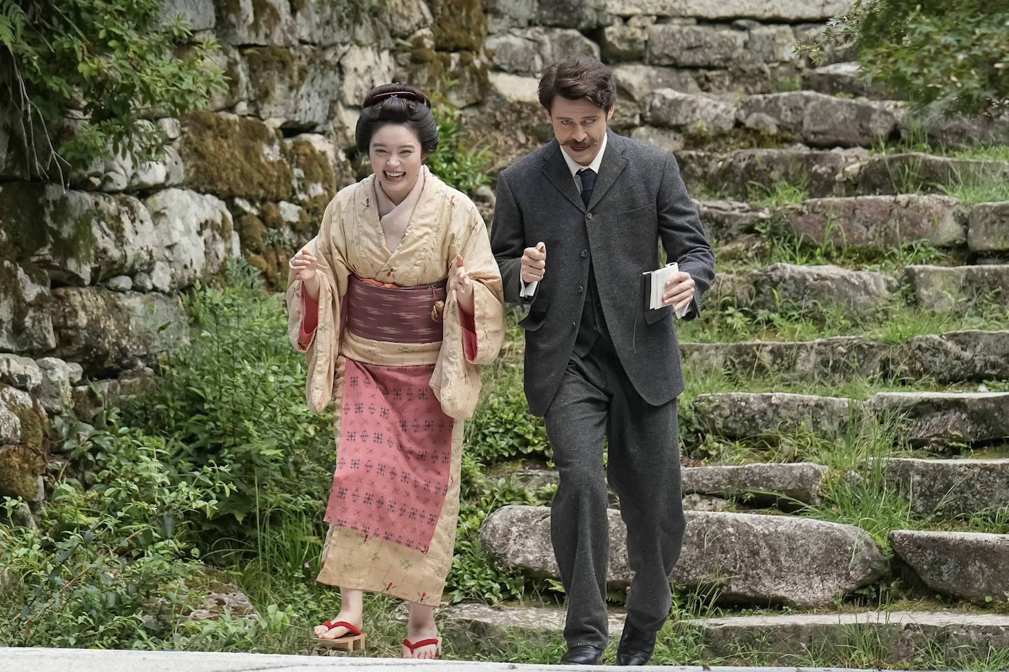 連続テレビ小説「ばけばけ」より、連続テレビ小説「ばけばけ」より、トミー・バストウ演じるヘブン（右）と、髙石あかり演じるトキ（左）