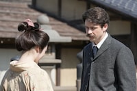 連続テレビ小説「ばけばけ」より、連続テレビ小説「ばけばけ」より、トミー・バストウ演じるヘブン（奥）と、髙石あかり演じるトキ（手前）