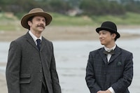 連続テレビ小説「ばけばけ」より、連続テレビ小説「ばけばけ」より、トミー・バストウ演じるヘブン（左）と、吉沢亮演じる錦織友一（左）