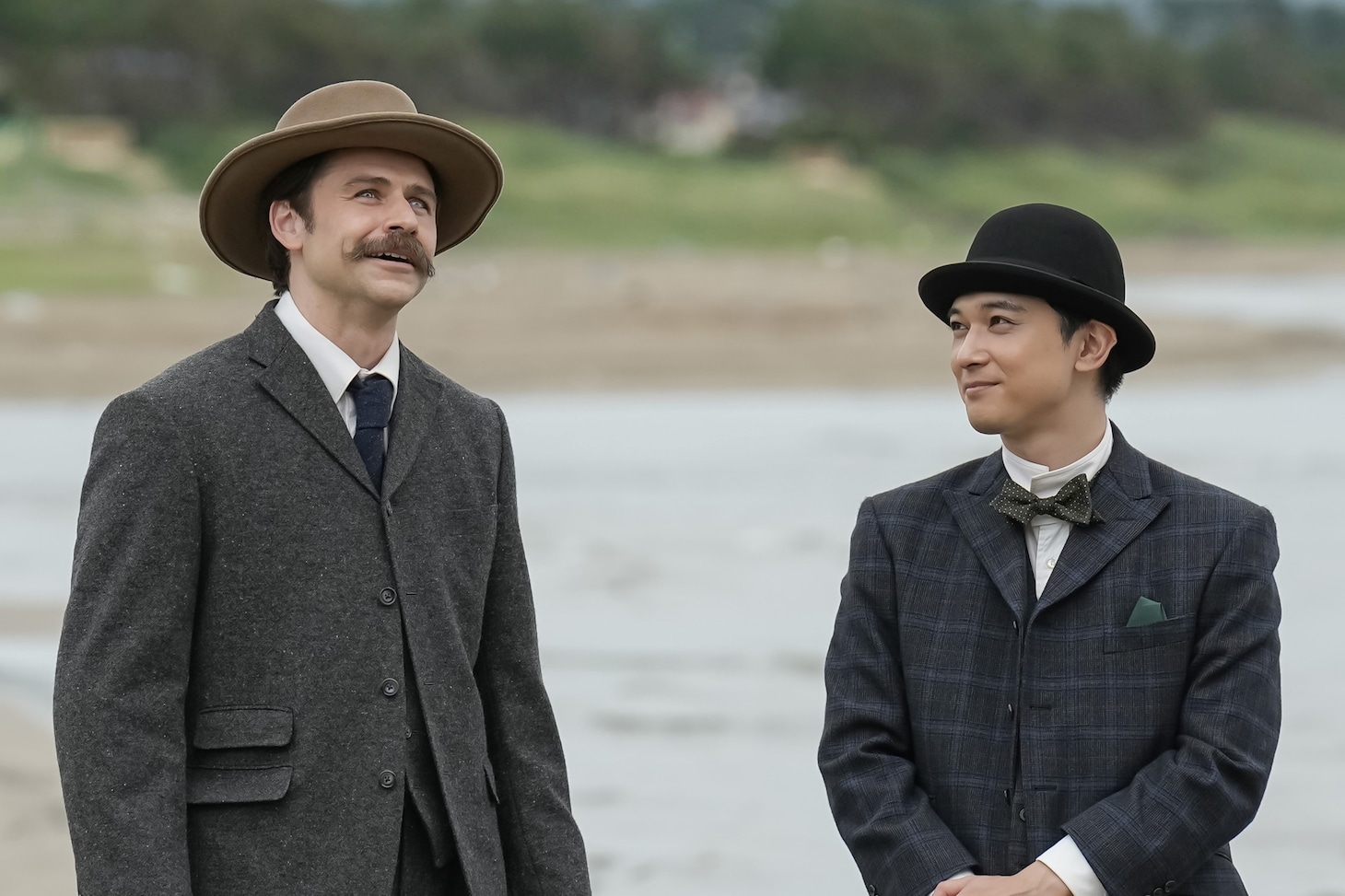 連続テレビ小説「ばけばけ」より、連続テレビ小説「ばけばけ」より、トミー・バストウ演じるヘブン（左）と、吉沢亮演じる錦織友一（左）