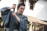 時代劇ドラマ「はぐれ鴉」より、神尾楓珠演じる山川才次郎。凄惨な事件のただ一人の生還者で、江戸で剣の腕を磨いて仇敵の叔父と対峙する