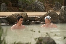 時代劇ドラマ「はぐれ鴉」より、神尾楓珠、高橋英樹演じるキャラクターの入浴シーン