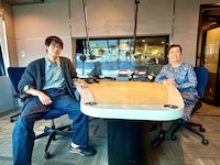 TALK TO NEIGHBORS」1月5日～8日放送回より、ナビゲーターのクリス智子（右）と、ゲストの中島歩（左）