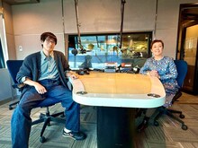 TALK TO NEIGHBORS」1月5日～8日放送回より、ナビゲーターのクリス智子（右）と、ゲストの中島歩（左）