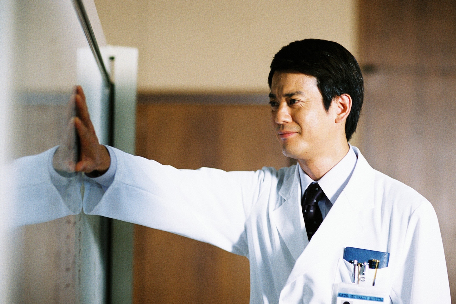 山崎豊子原作のドラマ「白い巨塔」より、唐沢寿明演じる天才外科医・財前五郎。権力や名誉欲に翻弄される