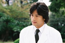 山崎豊子原作のドラマ「白い巨塔」より、江口洋介演じる内科医・里見脩二。人の命を無欲で救い続ける