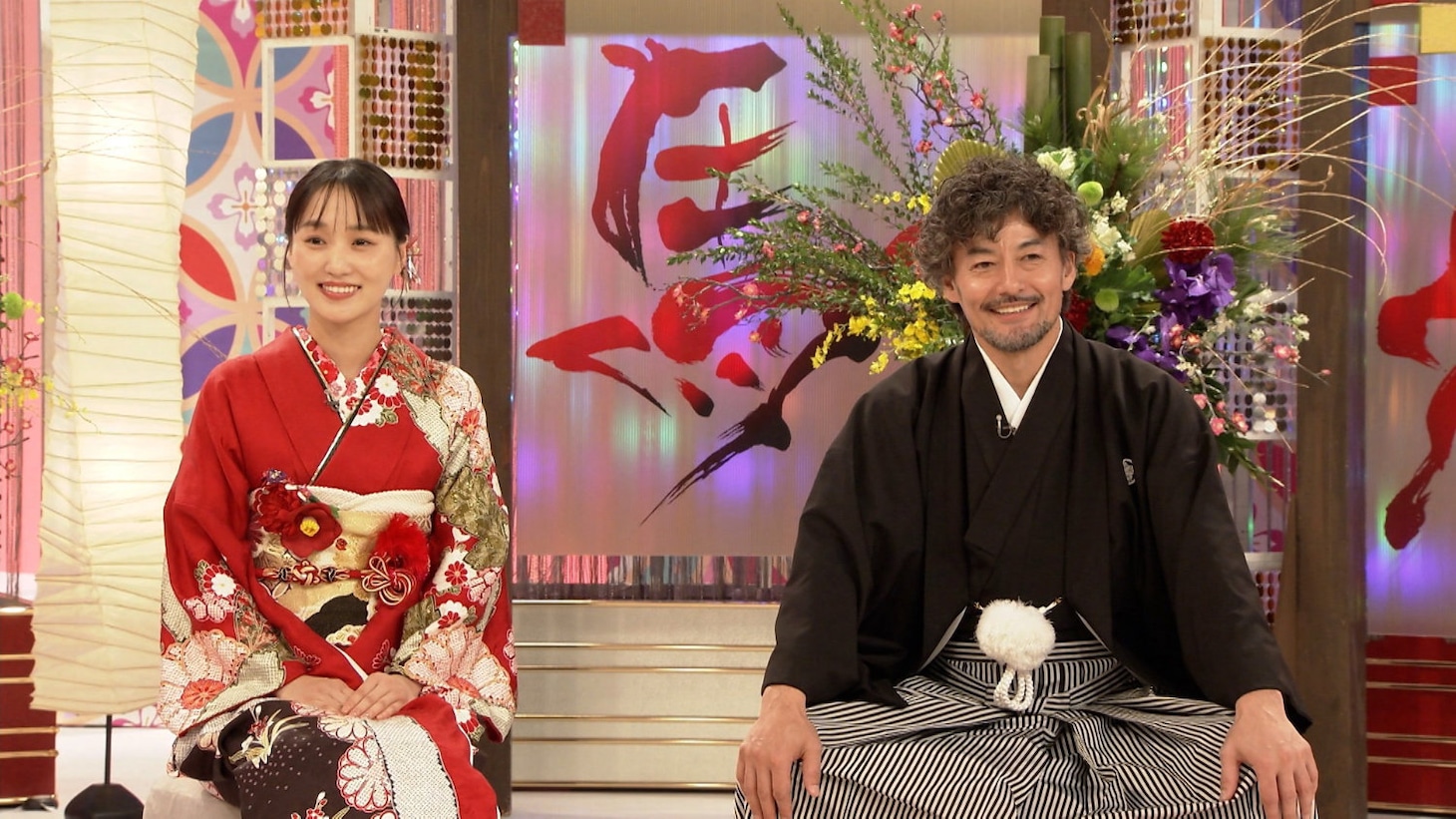 左から菅井友香、山口馬木也