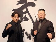 「明鏡止水 武のKAMIWAZA」のMCを務める岡田准一（左）、ケンドーコバヤシ（右）