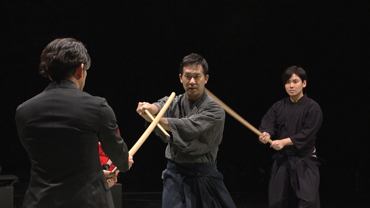 「明鏡止水 武のKAMIWAZA」第4回「驚異の回転！スノーボード・ハーフパイプ」より、岡田准一（左）と木刀を交える是風会・髙無宝良（中央）