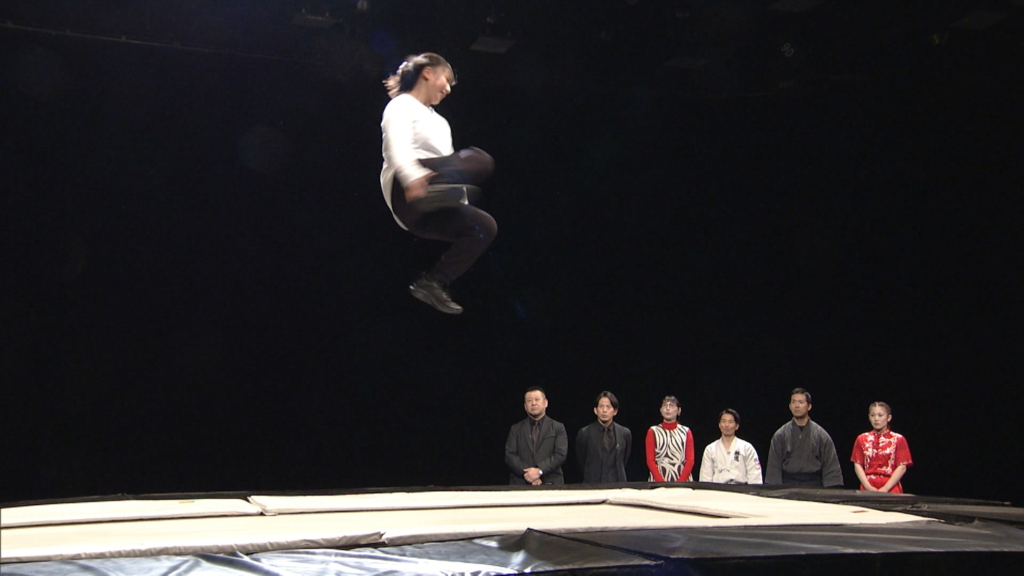 「明鏡止水 武のKAMIWAZA」「第4回「驚異の回転！スノーボード・ハーフパイプ」より、トランポリンを使ってスノーボードにおける身体操作を説明する今井胡桃