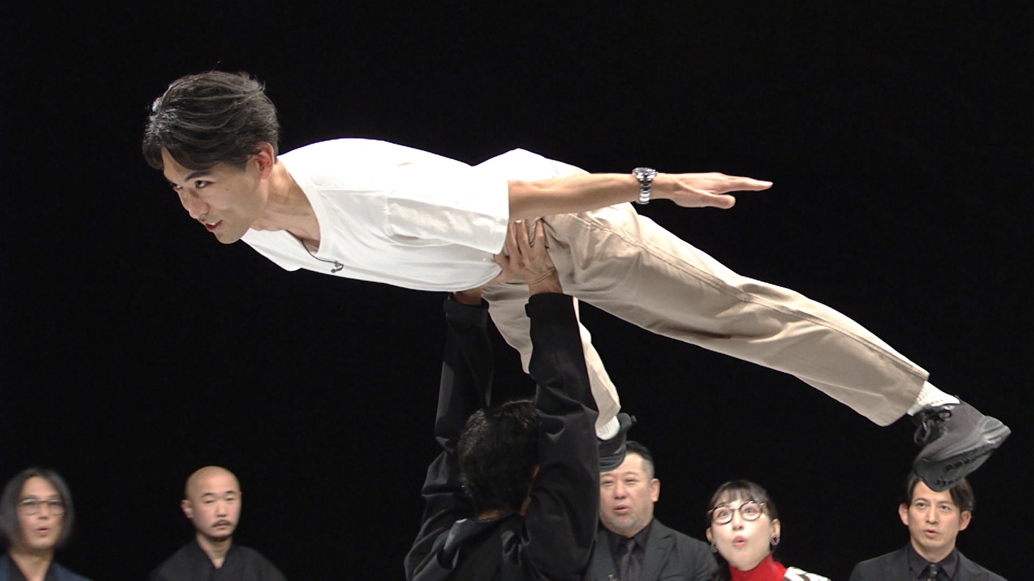 「明鏡止水 武のKAMIWAZA」第3回「スリル満点！スキージャンプ」より、スキージャンプの空中姿勢を披露する清水礼留飛