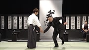 「明鏡止水 武のKAMIWAZA」第2回「武の物語」より、白川竜次（左）の「握手からの崩し」を味わうケンドーコバヤシ（右）